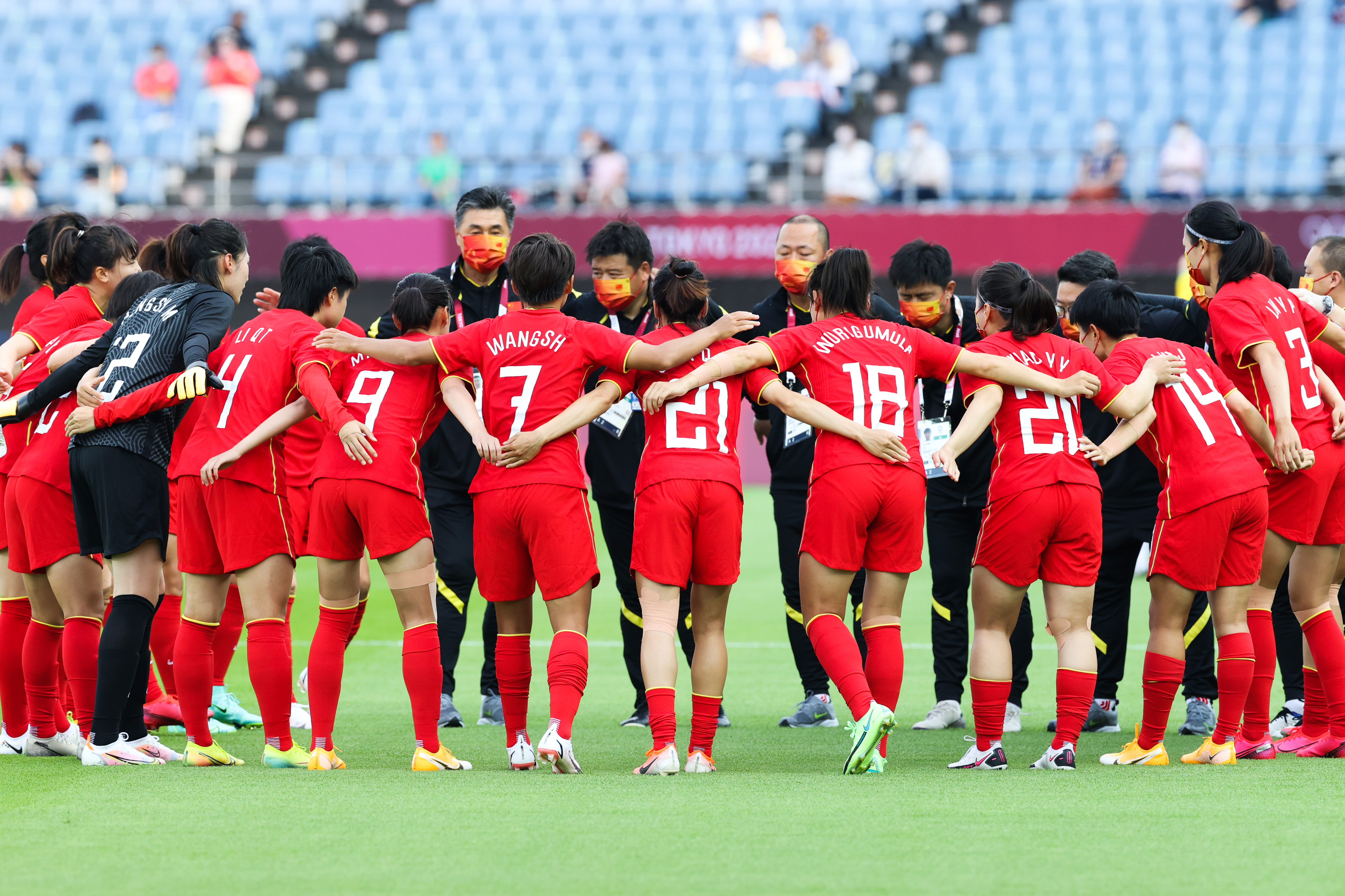 关于中国女足球员斩获激动人心的胜利，赛场上充满激情的信息